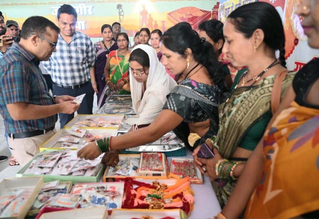 रायपुर : स्व-सहायता समूह की महिलाओं ने हुनर से संवारी राखियों की खूबसूरती