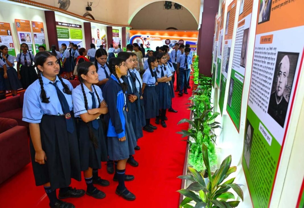 रायपुर : टाउन हॉल में छायाचित्र प्रदर्शनी देखने उमड़ी भीड़, एआई तकनीक से विरासत और पर्यटन का अभिनव अनुभव