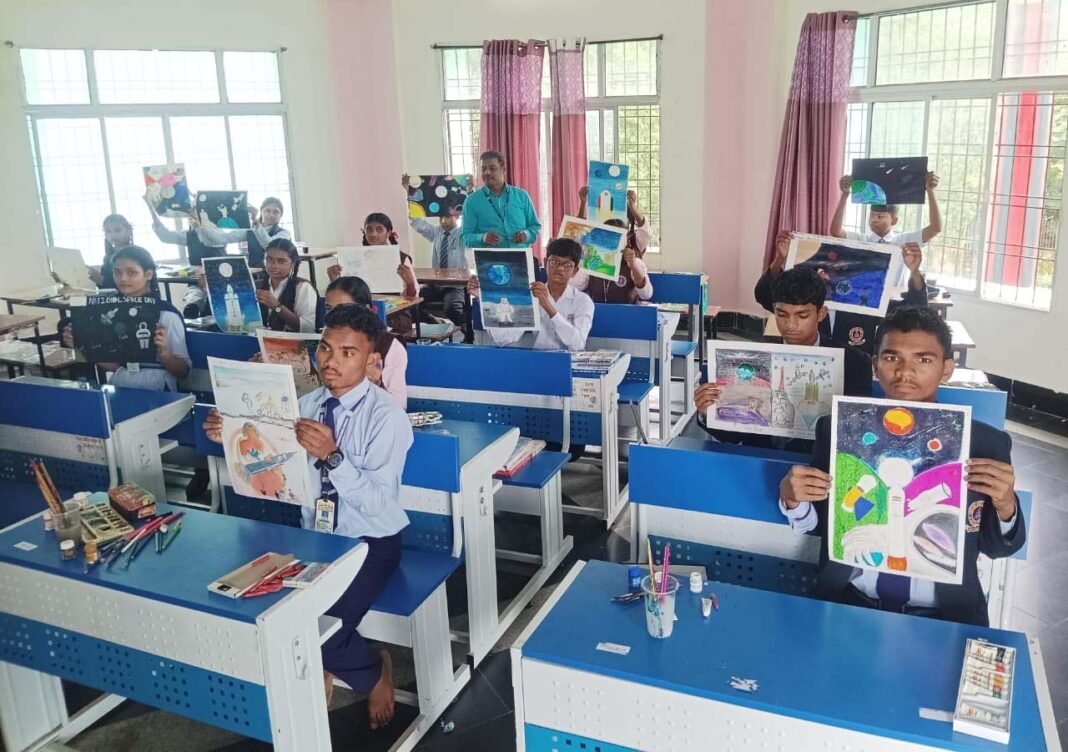 रायपुर : राष्ट्रीय अंतरिक्ष दिवस के लिए जावंगा में विद्यार्थियों ने जाना अंतरिक्ष विज्ञान का संसार