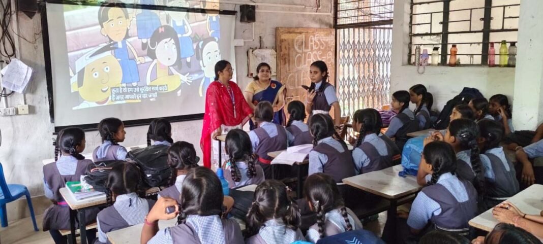 रायपुर : चाइल्ड हेल्पलाइन 1098 से बच्चों को अधिकार और सुरक्षा की जानकारी, विद्यालयों में निरंतर जागरूकता अभियान