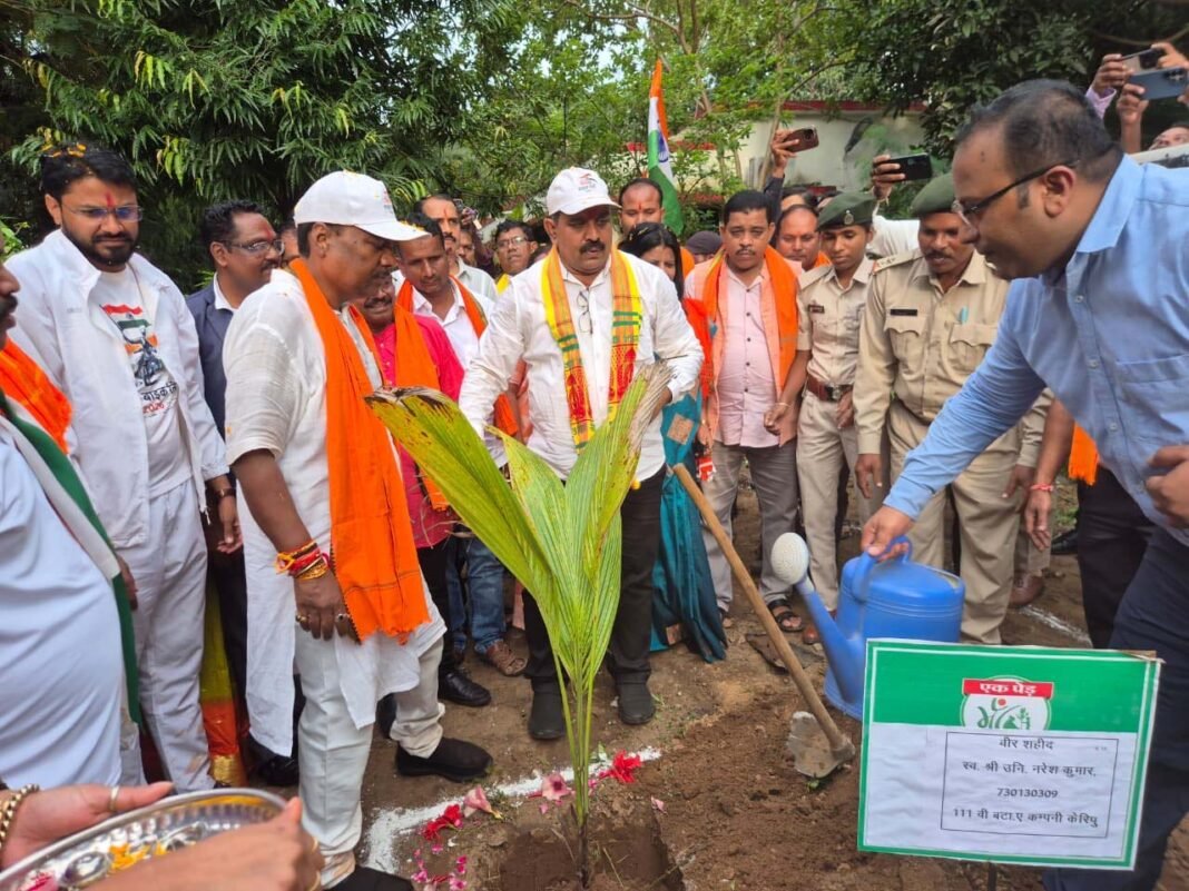 रायपुर : उप मुख्यमंत्री विजय शर्मा और वन मंत्री केदार कश्यप के नेतृत्व में बारसूर पहुंची बाइक तिरंगा यात्रा