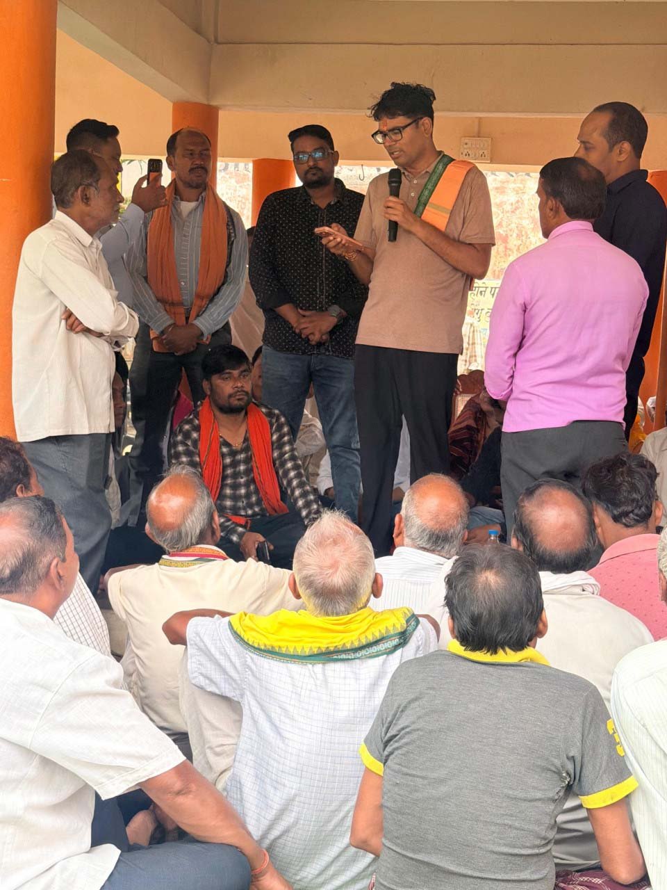 रायपुर : ग्रामीणों से आत्मीय संवाद कर वित्त मंत्री ओपी चौधरी ने सुनी समस्याएं