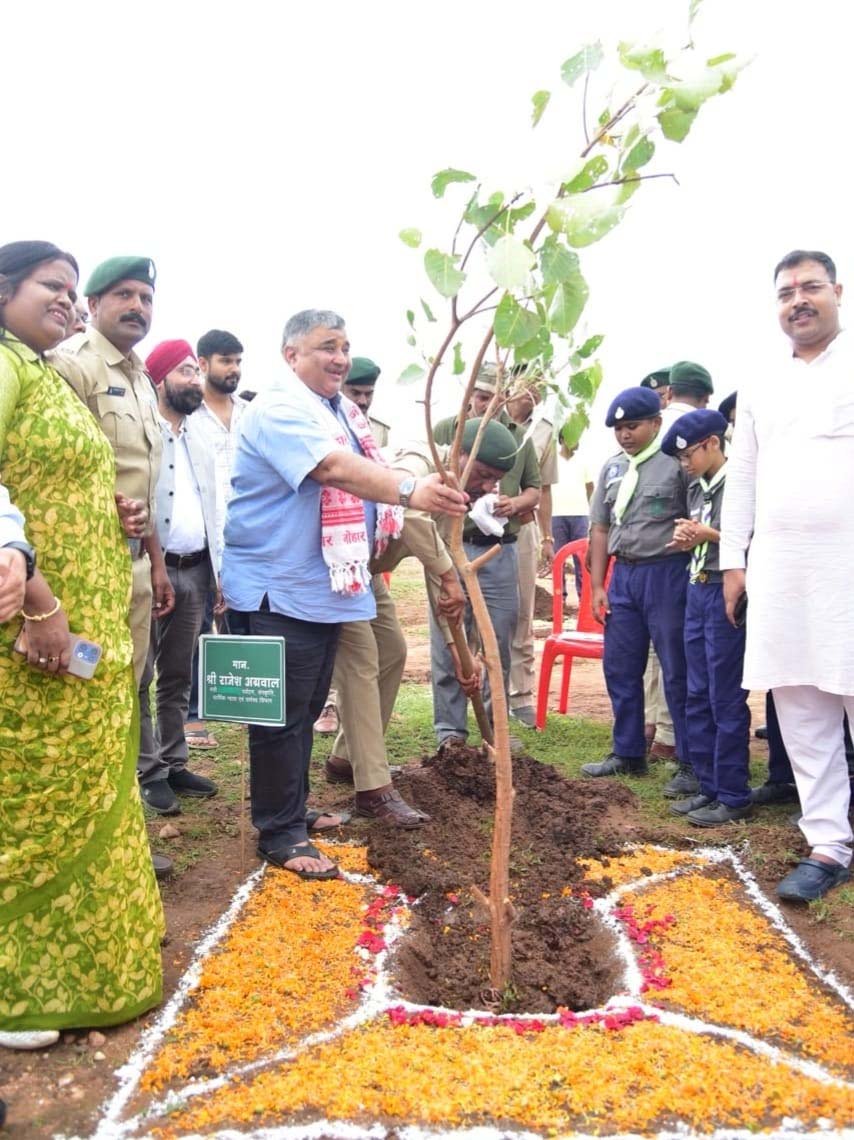 रायपुर : पर्यटन एवं संस्कृति मंत्री राजेश अग्रवाल ने अंबिकापुर के हर्राटिकरा में किया एक पेड़ माँ के नाम 3.0 अभियान का शुभारंभ