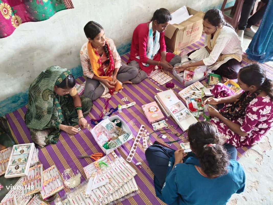 रायपुर : राखी निर्माण से आत्मनिर्भर बन रहीं सढ़ौली की महिलाएं