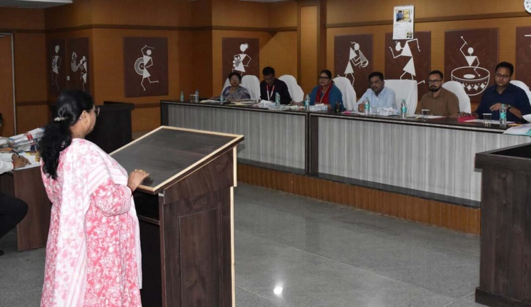 रायपुर : प्रमुख सचिव सोनमणि बोरा की अध्यक्षता में उच्च स्तरीय छानबीन समिति ने 12 जाति प्रमाण-पत्र प्रकरणों पर की सुनवाई