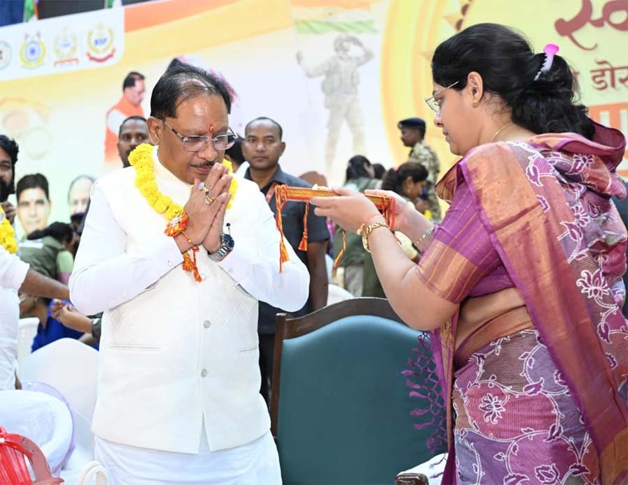 रायपुर : ‘मेरी सगी बहन नहीं… आज माधुरी ने वह कमी पूरी कर दी’ : राखी बंधवाकर भावुक हुए मुख्यमंत्री साय