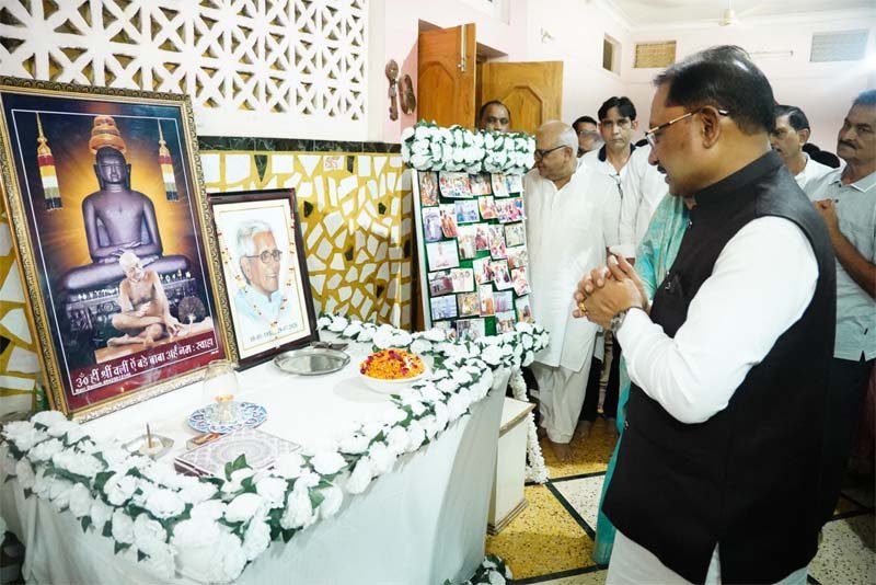 रायपुर : मुख्यमंत्री ने कुनकुरी में स्व ज्ञानचंद जैन के निवास पहुंचकर विनम्र श्रद्धांजलि अर्पित की