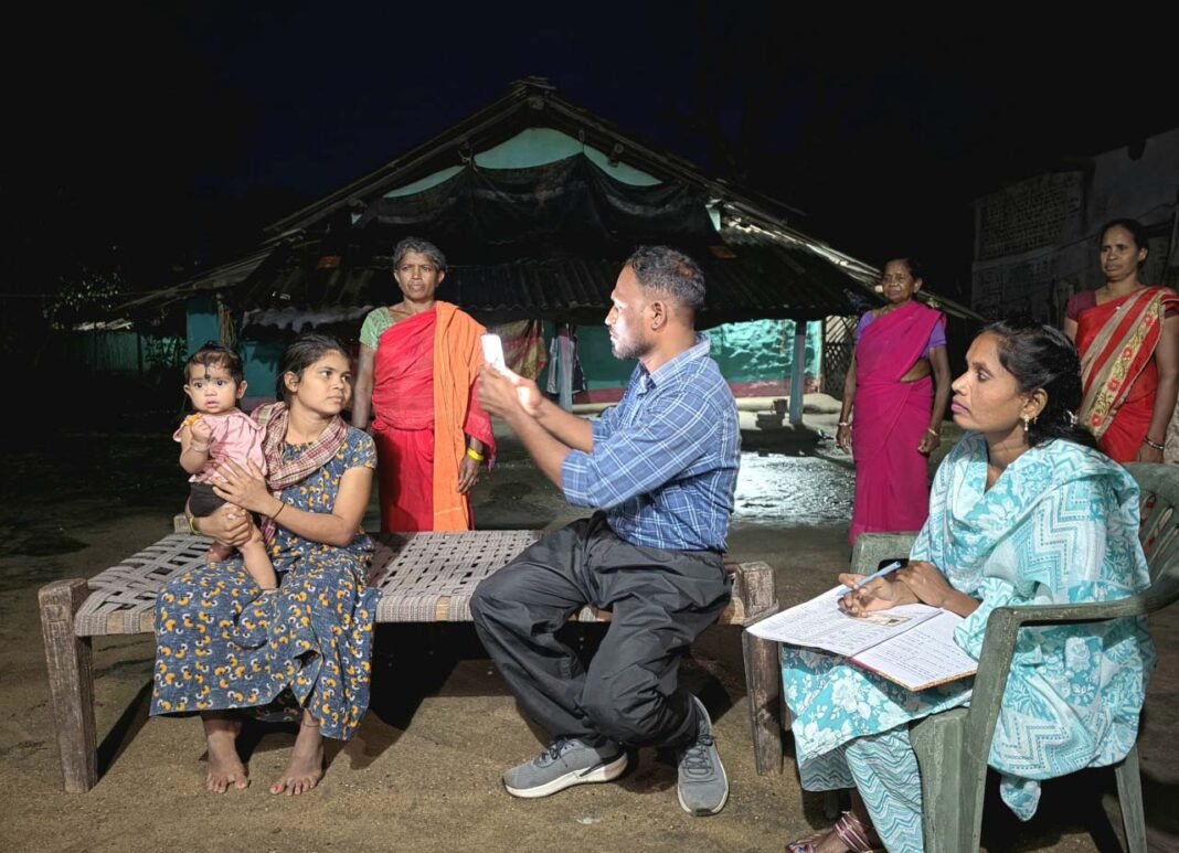 रायपुर : अंधेरी रात, मूसलाधार बारिश और टॉर्च की रोशनी में पहुंचा स्वास्थ्य सुरक्षा का भरोसा