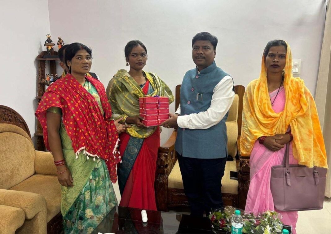 रायपुर : उद्यमिता की नई मिसाल : बस्तर की महिलाओं ने तैयार की बिना शक्कर वाली ऑर्गेनिक काजू-कतली