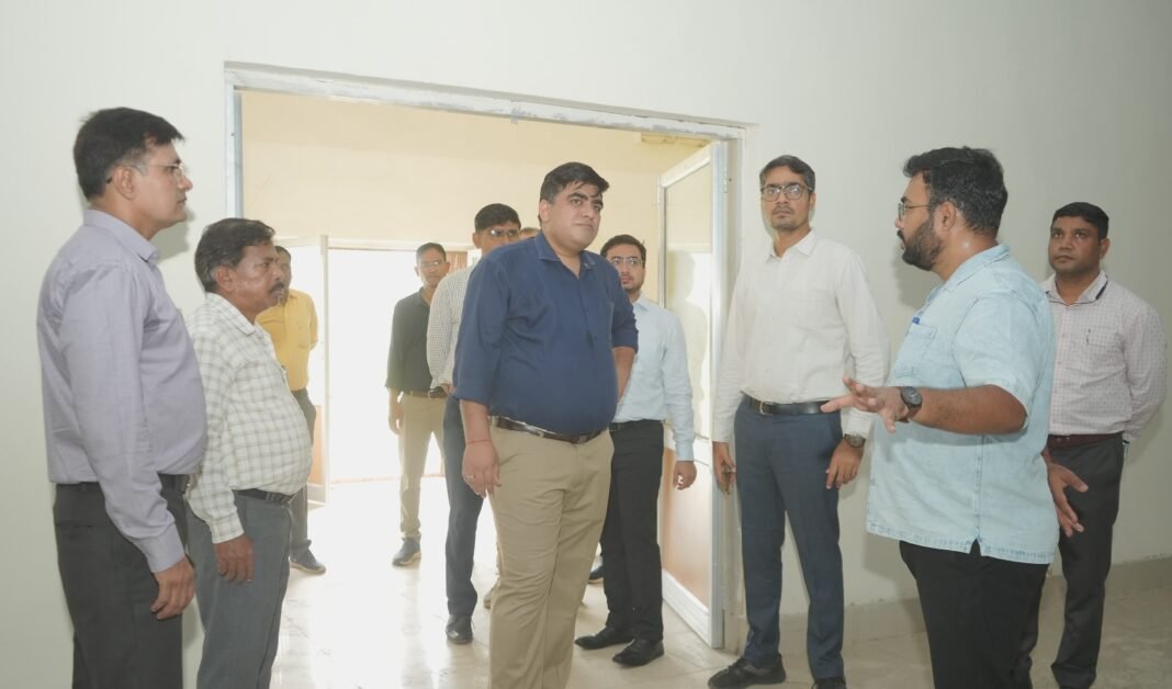KORBA : कलेक्टर कुणाल दुदावत ने किया शासकीय ई.वी. पीजी कॉलेज के ऑडिटोरियम का निरीक्षण
