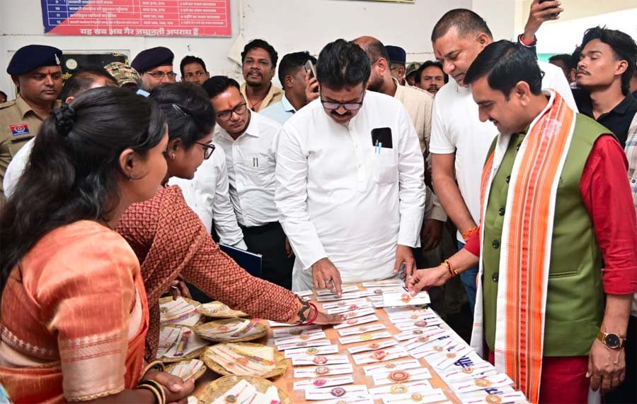 रायपुर : विष्णुभोग की खुशबू और बहनों के हुनर से सजी खास राखी