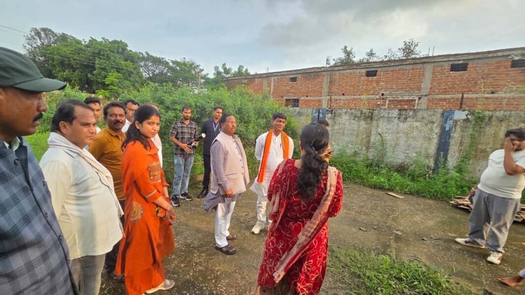 रायपुर : मंत्री रामविचार नेताम ने किया पोस्ट मैट्रिक आदिवासी कन्या छात्रावास का आकस्मिक निरीक्षण