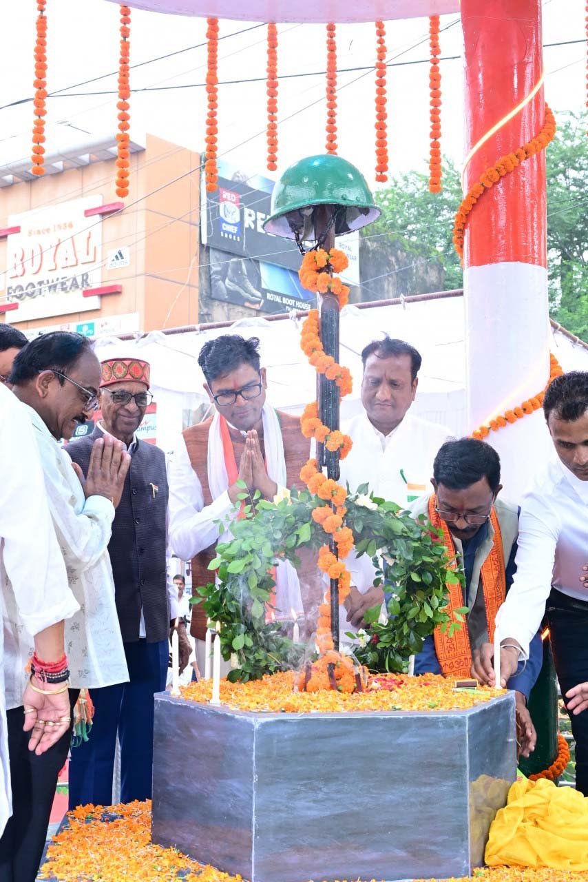 रायपुर : वित्त मंत्री ओपी चौधरी ने शहीद स्मारक पहुंचकर अमर जवानों को दी श्रद्धांजलि