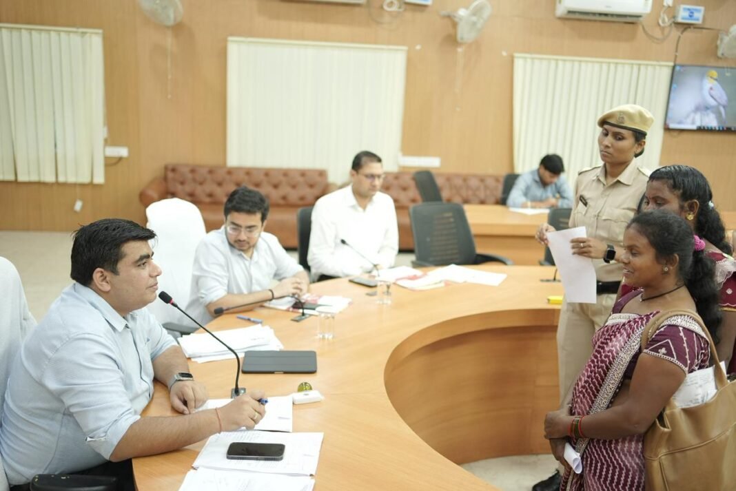 KORBA : कलेक्टर जनदर्शन में सुनी गई आमजनों की समस्याएं, 45 आवेदन प्राप्त