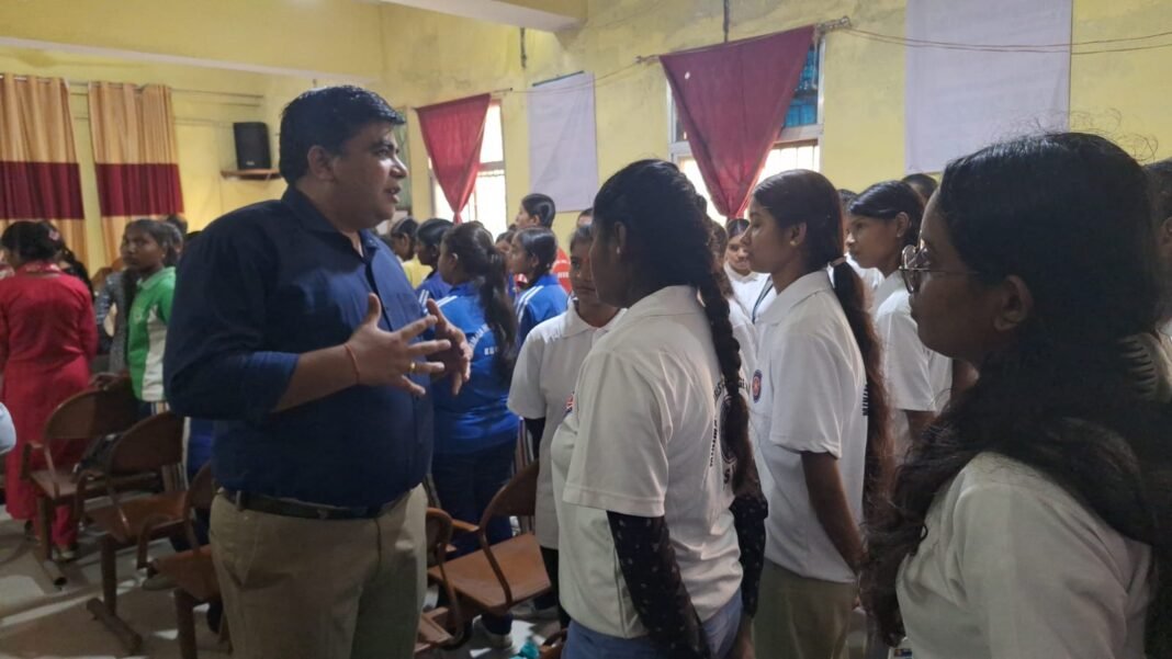 KORBA : मेहनत ही सफलता की कुंजी, पढ़ाई के साथ खेलों में भी बढ़-चढ़कर लें हिस्सा – कलेक्टर कुणाल दुदावत
