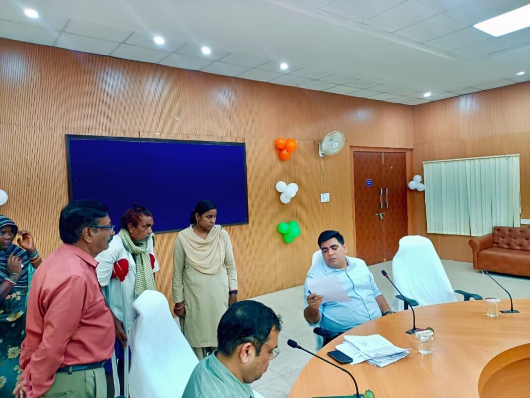 KORBA : जनदर्शन में कलेक्टर ने सुनी आम नागरिकों की समस्याएं, अधिकारियों को समय-सीमा में निराकरण के निर्देश