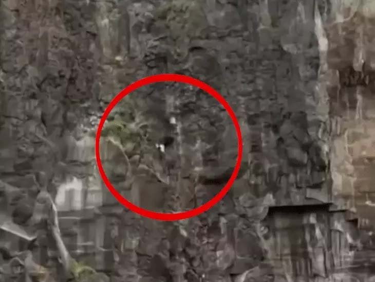 महाराष्ट्र: छत्रपति संभाजीनगर में दर्दनाक हादसा, एक ही परिवार के 3 लोगों की मौत, आईफोन के लिए 300 फीट ऊंची पहाड़ी से कूदा बेटा, बचाने में पिता भी गिरे, सदमे में मां ने भी लगाई छलांग