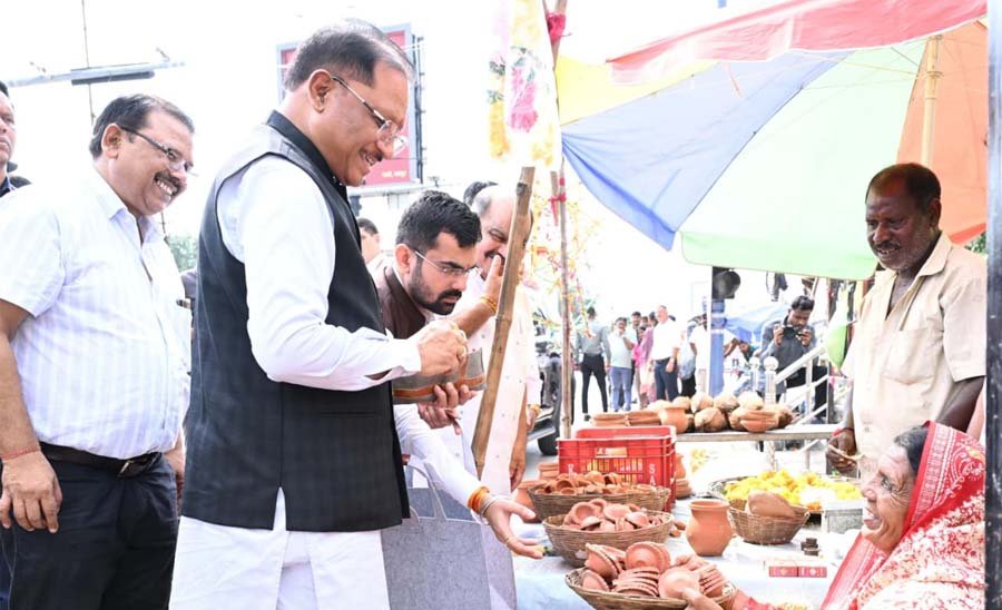 रायपुर : सड़क किनारे पसरे पर अचानक पहुंचे मुख्यमंत्री विष्णु देव साय, मीरा के पसरे से खरीदा ‘आशीर्वाद का दीया’