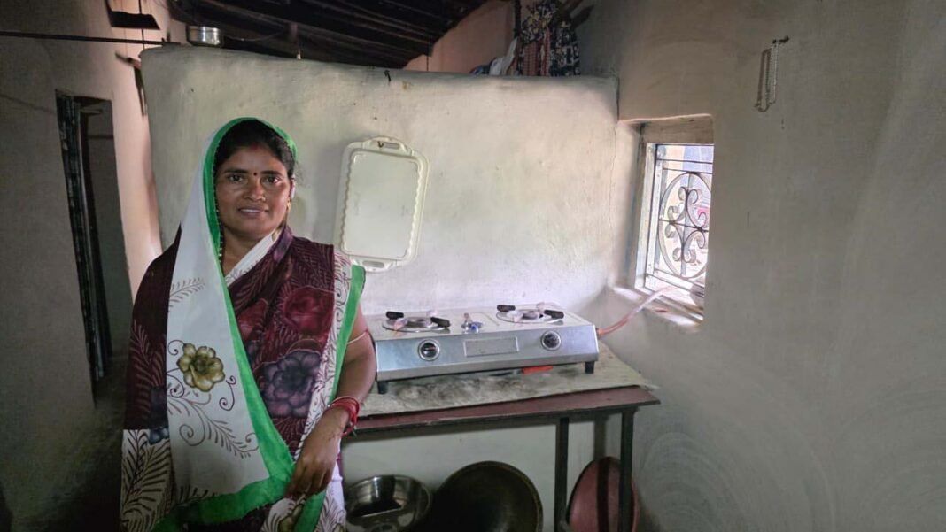 रायपुर : सेवा संकल्प अभियान : सेवा की कहानी : उज्ज्वला से रसोई में बचा समय बना संतोषी की खेती-बाड़ी का सहारा