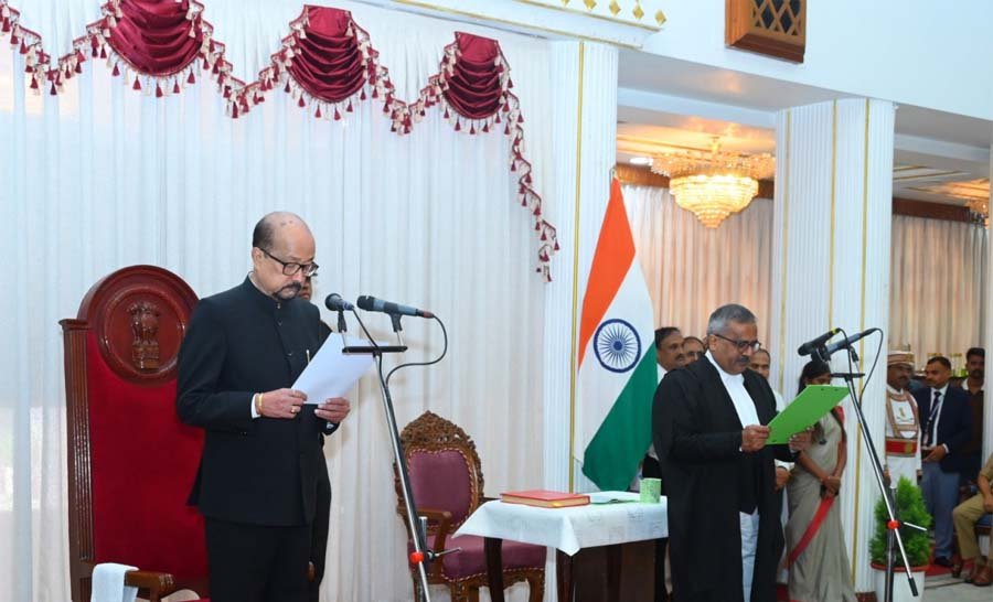 रायपुर : राज्यपाल डेका ने न्यायाधिपति कृष्न राम महापात्र को छत्तीसगढ़ उच्च न्यायालय के मुख्य न्यायाधीश पद की दिलाई शपथ