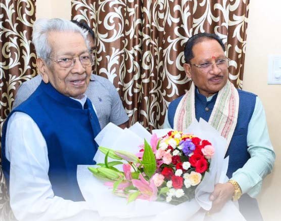 रायपुर : मुख्यमंत्री विष्णु देव साय ने छत्तीसगढ़ के पूर्व राज्यपाल विश्वभूषण हरिचंदन से की सौजन्य भेंट