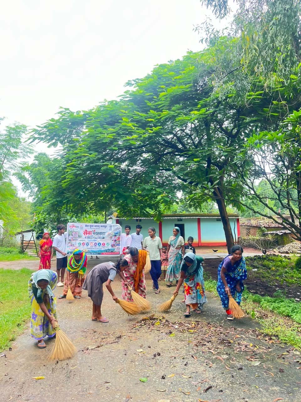 रायपुर : सेवा संकल्प अभियान में युवा बने स्वच्छता के संवाहक, जशपुर में चलाया स्वच्छता एवं पौधरोपण अभियान