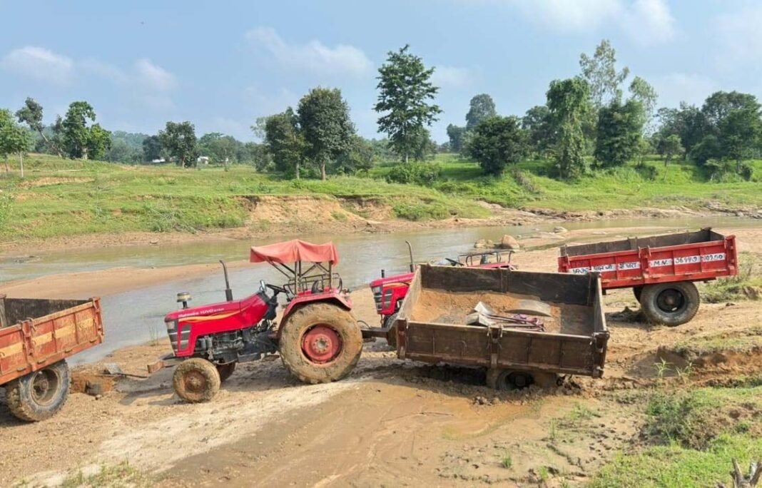 रायपुर : सीएम हेल्पलाइन की शिकायत पर विष्णुदेव साय सरकार की त्वरित कार्रवाई, अवैध रेत परिवहन पर कसा शिकंजा