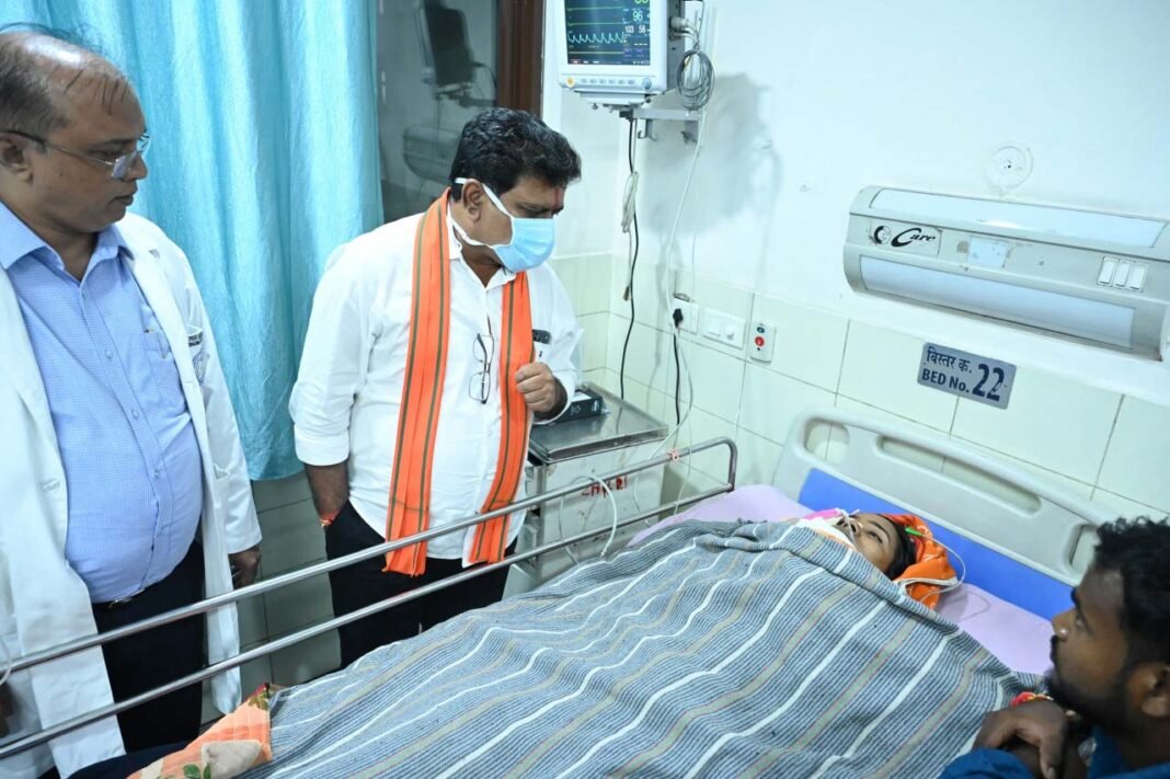 रायपुर : उप मुख्यमंत्री विजय शर्मा ने एम्स रायपुर में महाराष्ट्र सड़क हादसे के घायलों से की मुलाकात