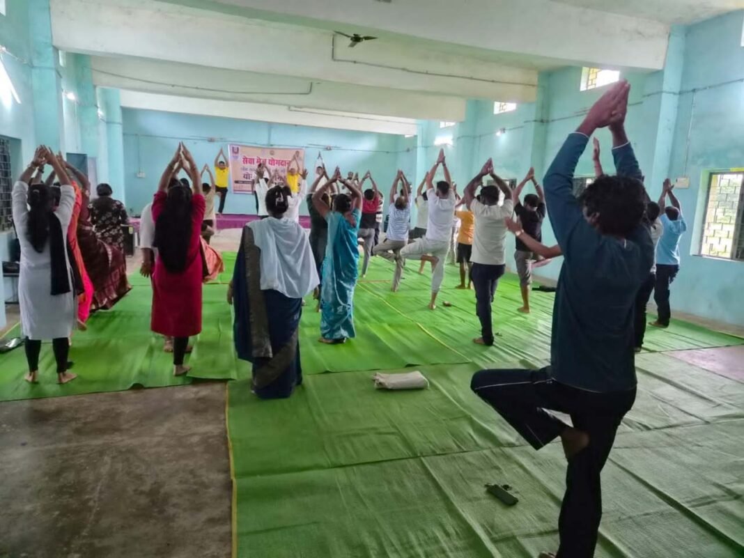 रायपुर : सेवा मेरा योगदान : जशपुर में योग से स्वस्थ जीवन का संदेश, सभी विकासखंडों और नगरीय निकायों में लगे योग-ध्यान शिविर