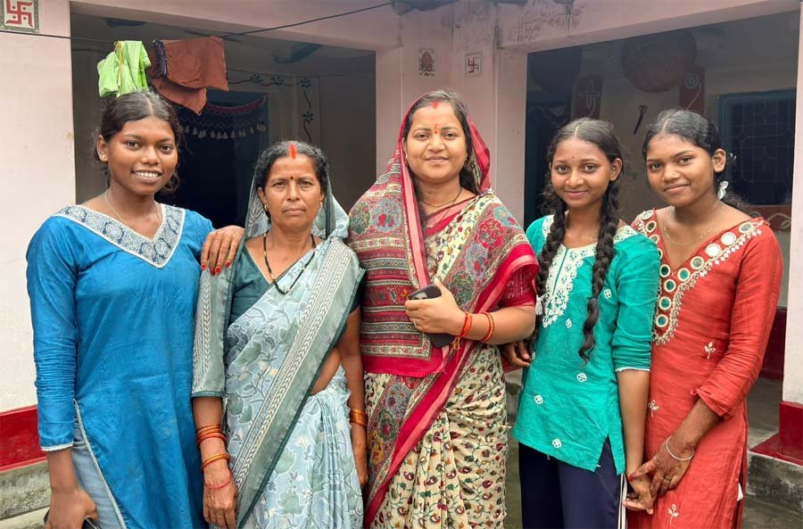 रायपुर : मंत्री लक्ष्मी राजवाड़े पहुंचीं ग्राम कुंजनगर, महिलाओं से किया आत्मीय संवाद