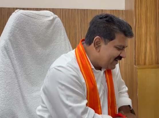 रायपुर : कवर्धा मेडिकल कॉलेज में प्रवेश लेने वाले जिले के प्रथम छात्र हिमांशु को उप मुख्यमंत्री विजय शर्मा ने फोन कर दी बधाई एवं शुभकामनाएं