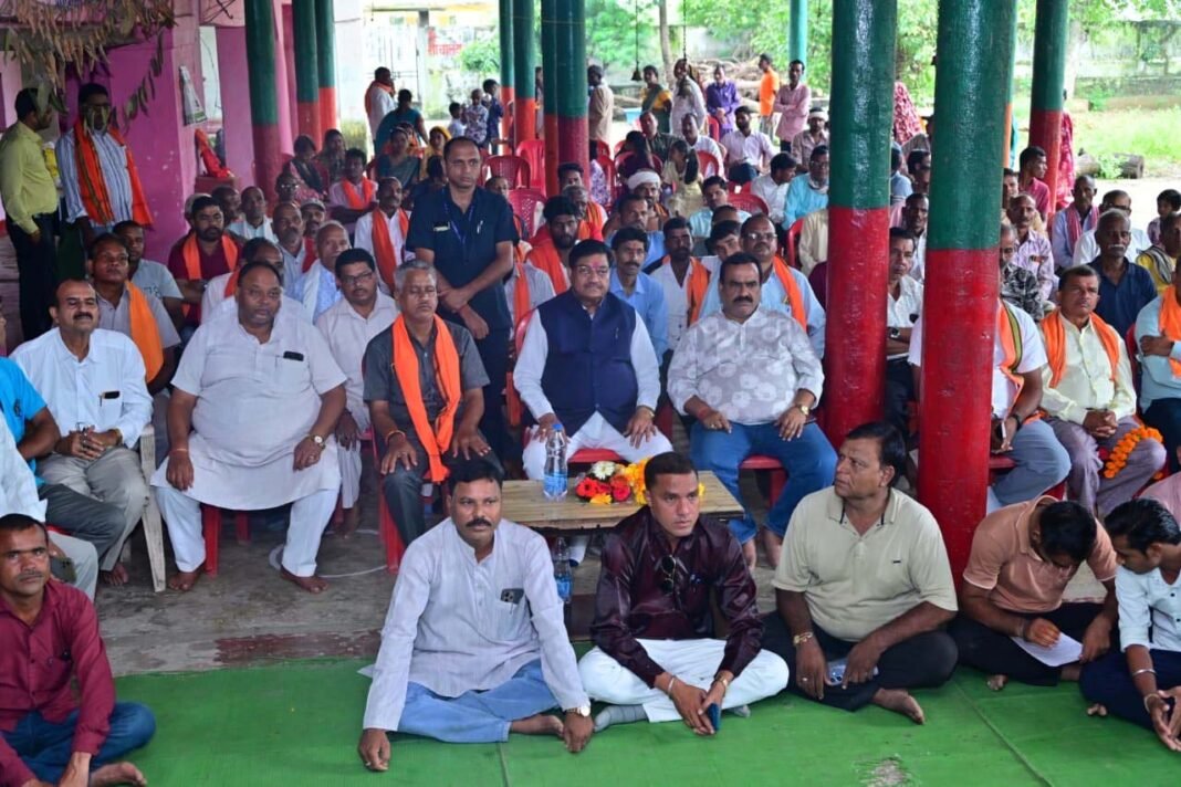 रायपुर : गांव की चौपाल और ‘मन की बात’ : मंत्री दयालदास बघेल ने ग्रामीणजनों के साथ सुना प्रधानमंत्री नरेंद्र मोदी का संदेश