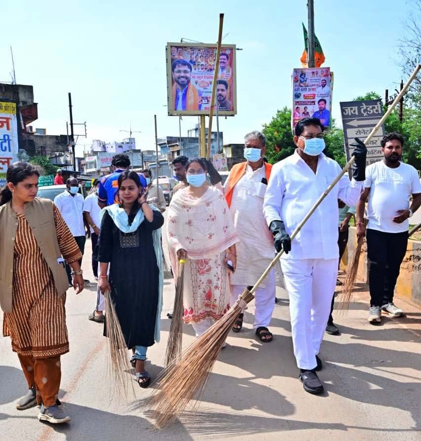 रायपुर : मंत्री दयाल दास बघेल ने झाड़ू थामकर दिया स्वच्छता का संदेश, बेमेतरा में सेवा संकल्प अभियान के तहत चला जिला स्तरीय स्वच्छता अभियान