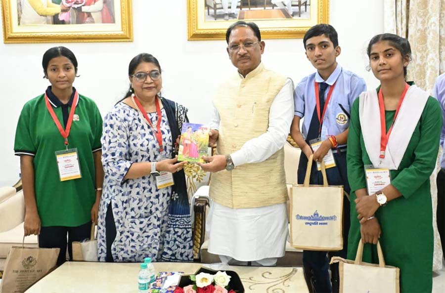 रायपुर : राष्ट्रपति से भेंट कर लौटे प्रतिभावान विद्यार्थियों ने मुख्यमंत्री विष्णु देव साय से की सौजन्य मुलाकात
