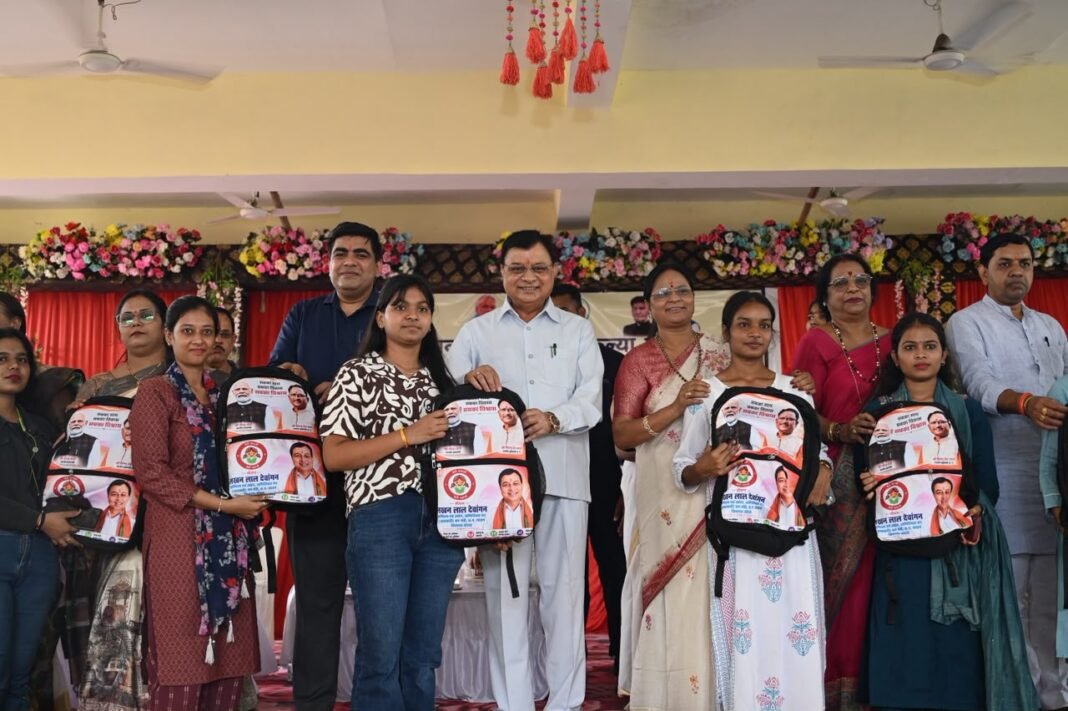 KORBA : उद्योग मंत्री लखन लाल देवांगन ने 1500 छात्राओं को वितरित की एजुकेशन किट, जिले के अन्य शासकीय महाविद्यालयों में भी विशाल डोम निर्माण की घोषणा