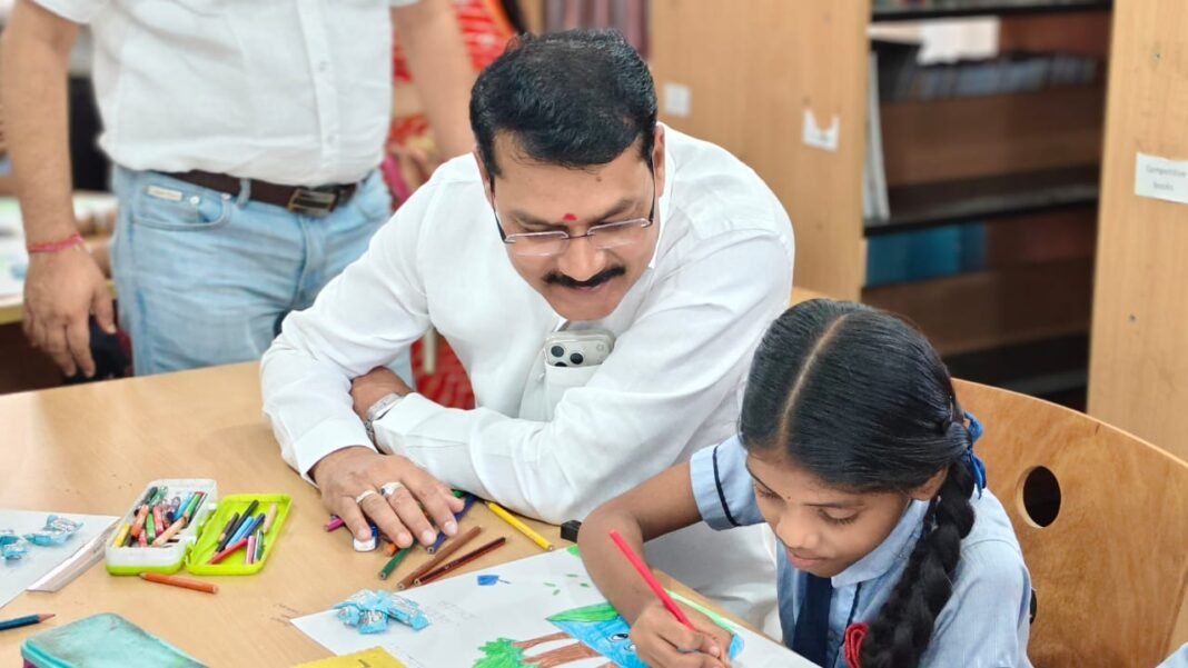 KORBA : रंगों में दिखा 2047 का भारत, नन्हे कलाकारों ने कागज पर उकेरा विकसित राष्ट्र का सपना