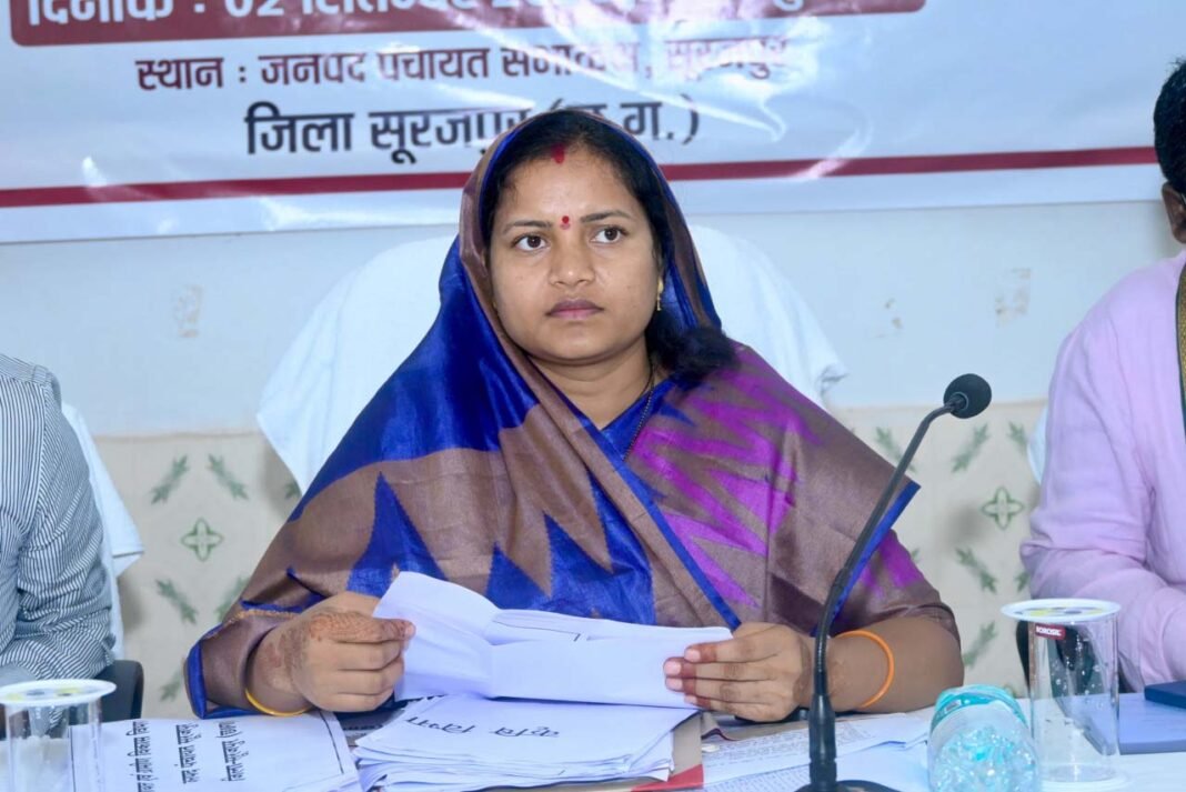 रायपुर : मंत्री लक्ष्मी राजवाड़े ने सूरजपुर और भैयाथान में विकासखंड स्तरीय समीक्षा बैठकों में योजनाओं की प्रगति की समीक्षा की