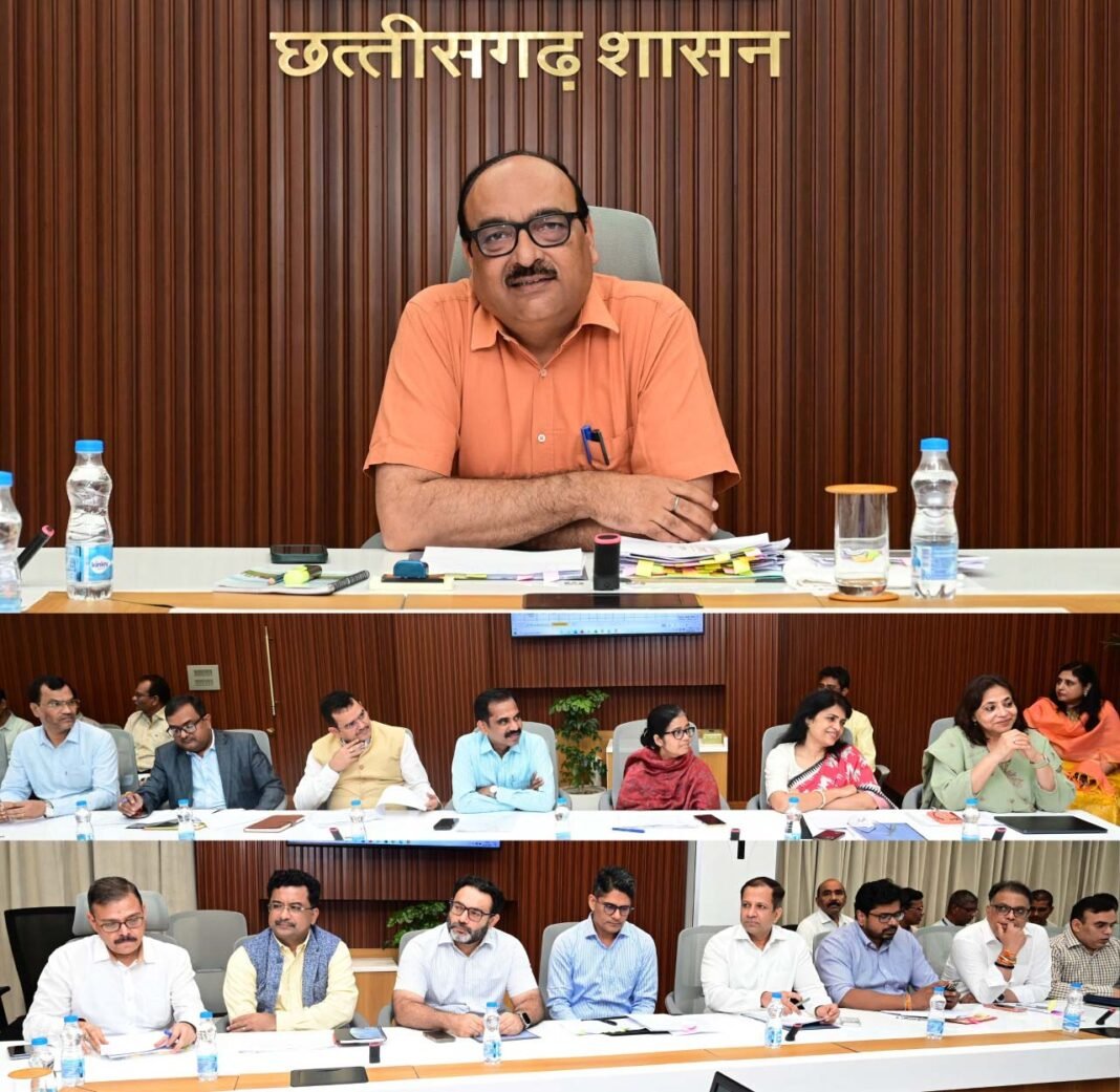 रायपुर : मुख्य सचिव ने विभागों में रिक्त पदों और भर्तियों की स्थिति की ली उच्च स्तरीय बैठक