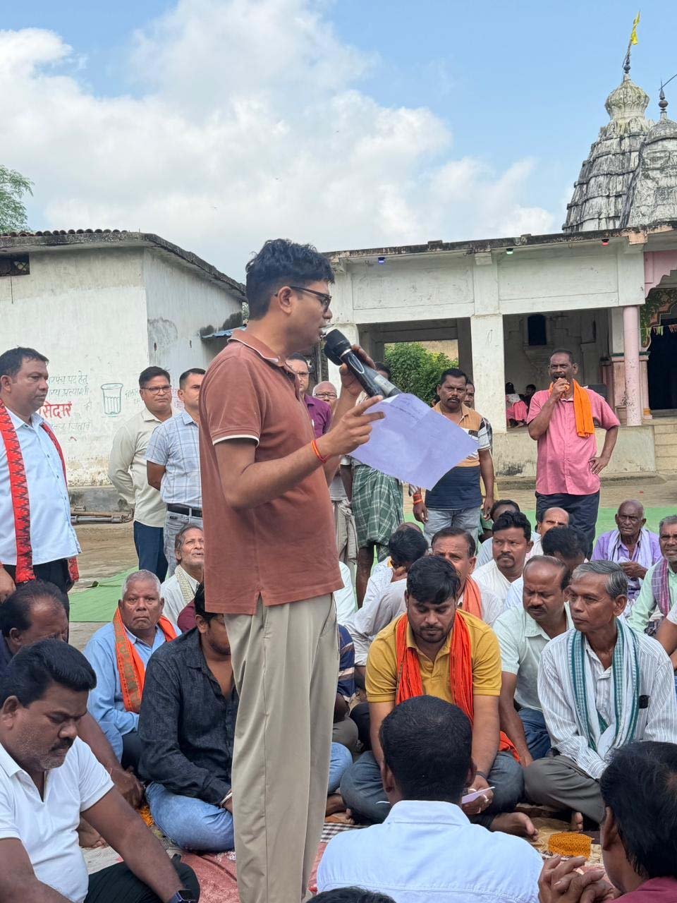 रायपुर : ग्राम सकरबोगा में वित्त मंत्री ओ.पी. चौधरी ने ग्रामीणों से किया आत्मीय संवाद