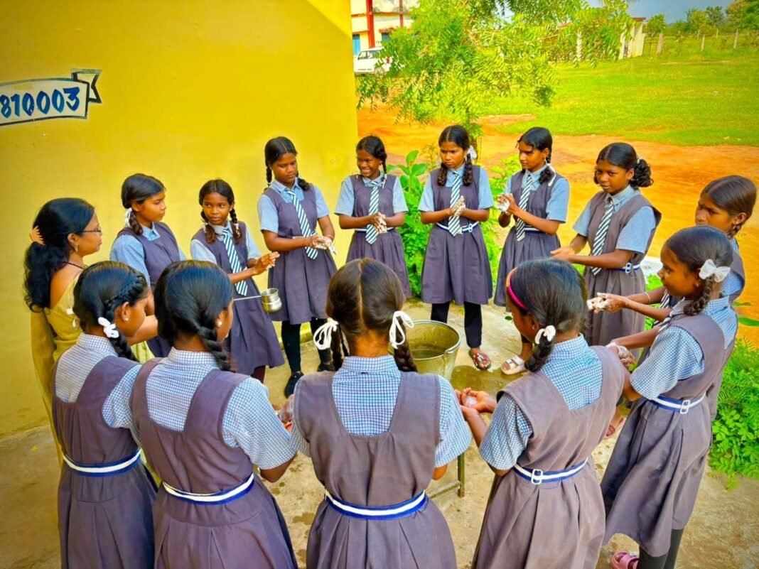 रायपुर : स्वच्छता पखवाड़ा में गूंजा स्वच्छता का संदेश, विद्यालयों में मनाया गया हाथ धुलाई दिवस