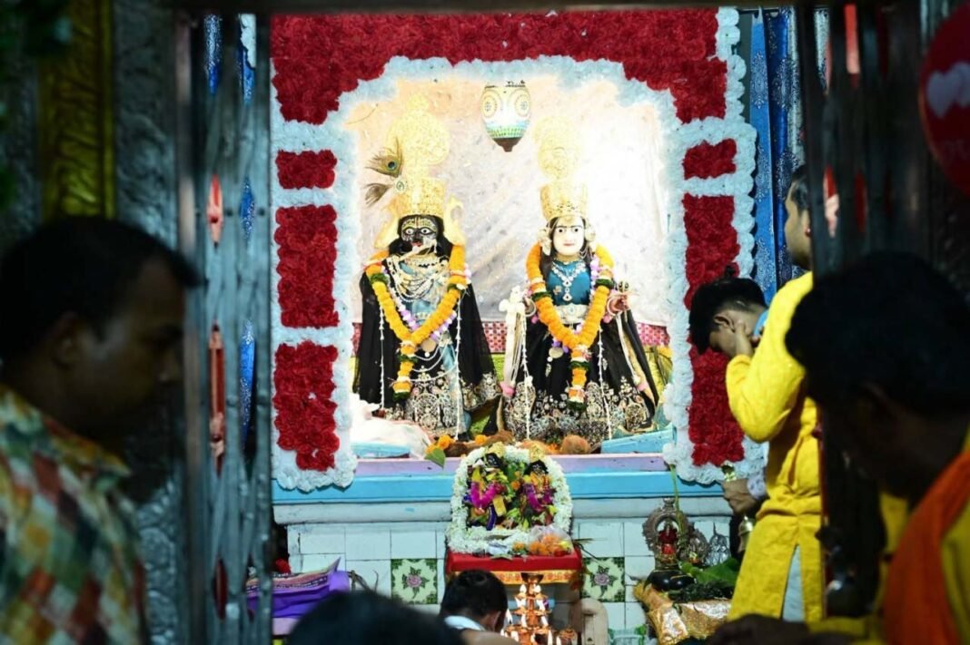 रायपुर : उप मुख्यमंत्री एवं कवर्धा विधायक विजय शर्मा ने श्रीकृष्ण जन्माष्टमी पर राधा-कृष्ण बड़े मंदिर में की पूजा-अर्चना