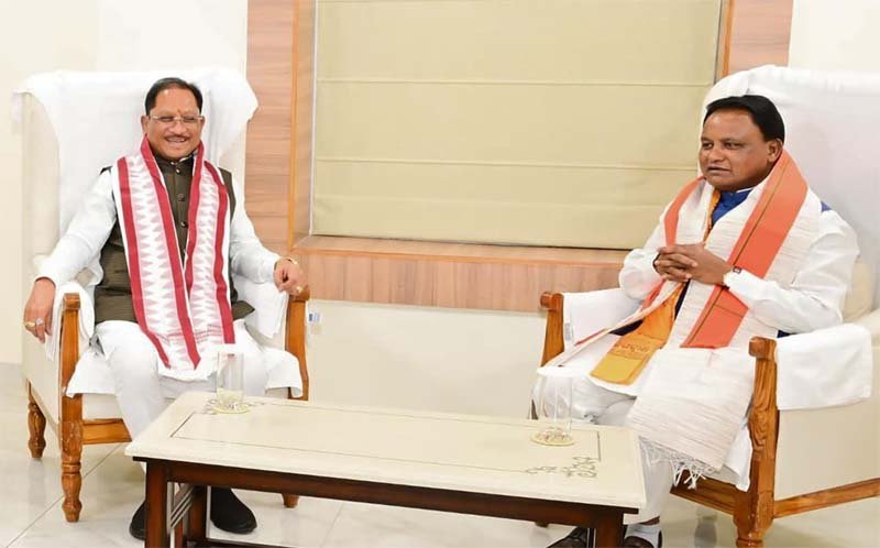 रायपुर : मुख्यमंत्री विष्णु देव साय ने ओडिशा के मुख्यमंत्री मोहन चरण माझी से की सौजन्य भेंट