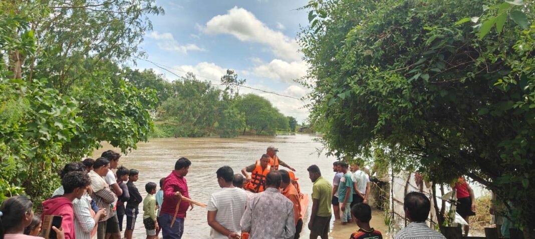 रायपुर : बलौदाबाजार जिला प्रशासन की सतर्कता से बाढ़ प्रभावित 120 लोगों का सफल रेस्क्यू
