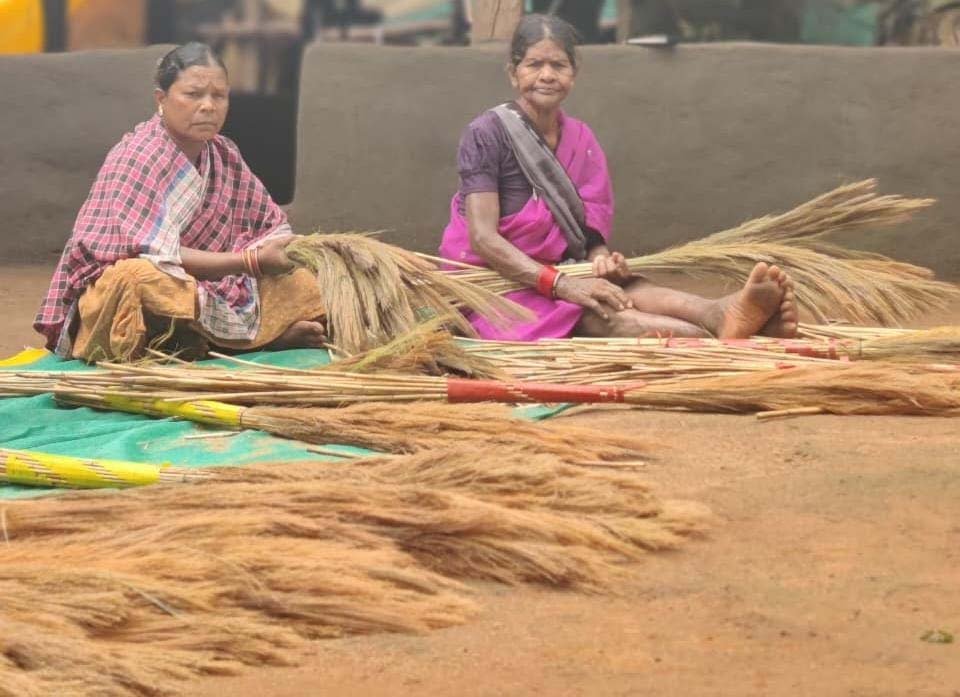 रायपुर : अबुझमाड़ की नई सुबह : जब जंगलों की छांव से निकलकर स्वावलंबन की मिसाल बनीं नारायणपुर की महिलाएं