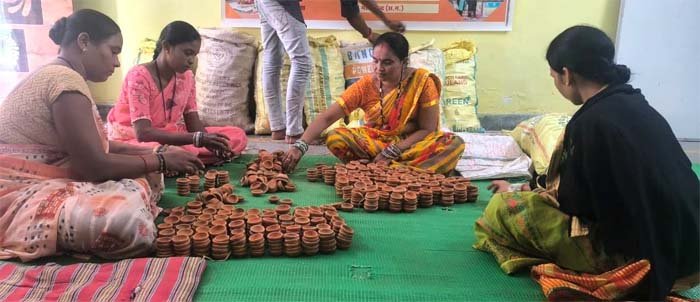 रायपुर : आशीर्वाद का दीया अभियान से जुड़ीं बिहान की महिलाएं : गढ़ रहीं ‘संकल्प के दीये’
