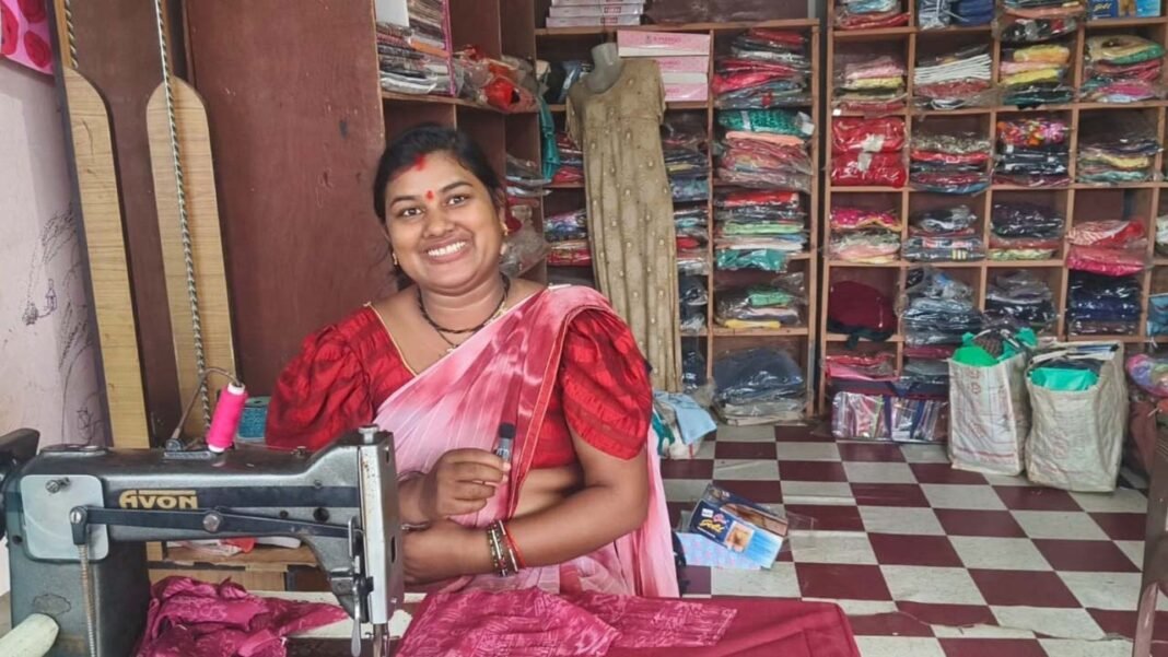 रायपुर : सेवा संकल्प अभियान : प्रधानमंत्री नरेन्द्र मोदी के ‘लखपति दीदी’ संकल्प से आत्मनिर्भरता की राह पर रानू कैवर्त