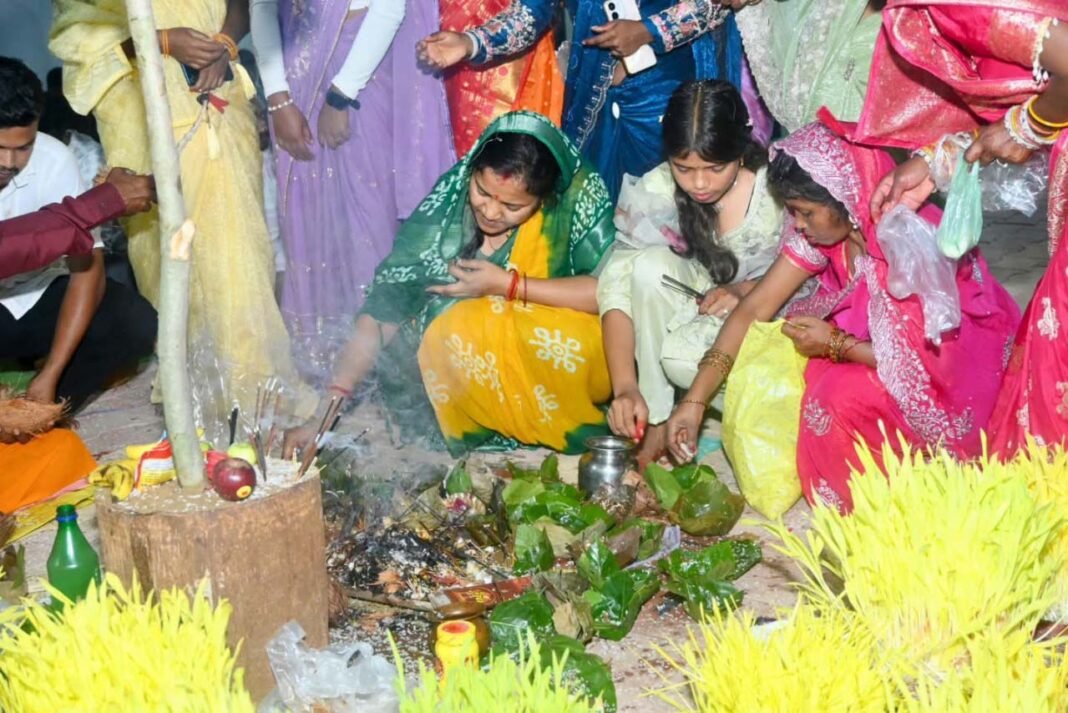 रायपुर : करमा पूजा में शामिल हुईं मंत्री लक्ष्मी राजवाड़े, प्रकृति, संस्कृति और लोकपरंपराओं के संरक्षण का दिया संदेश