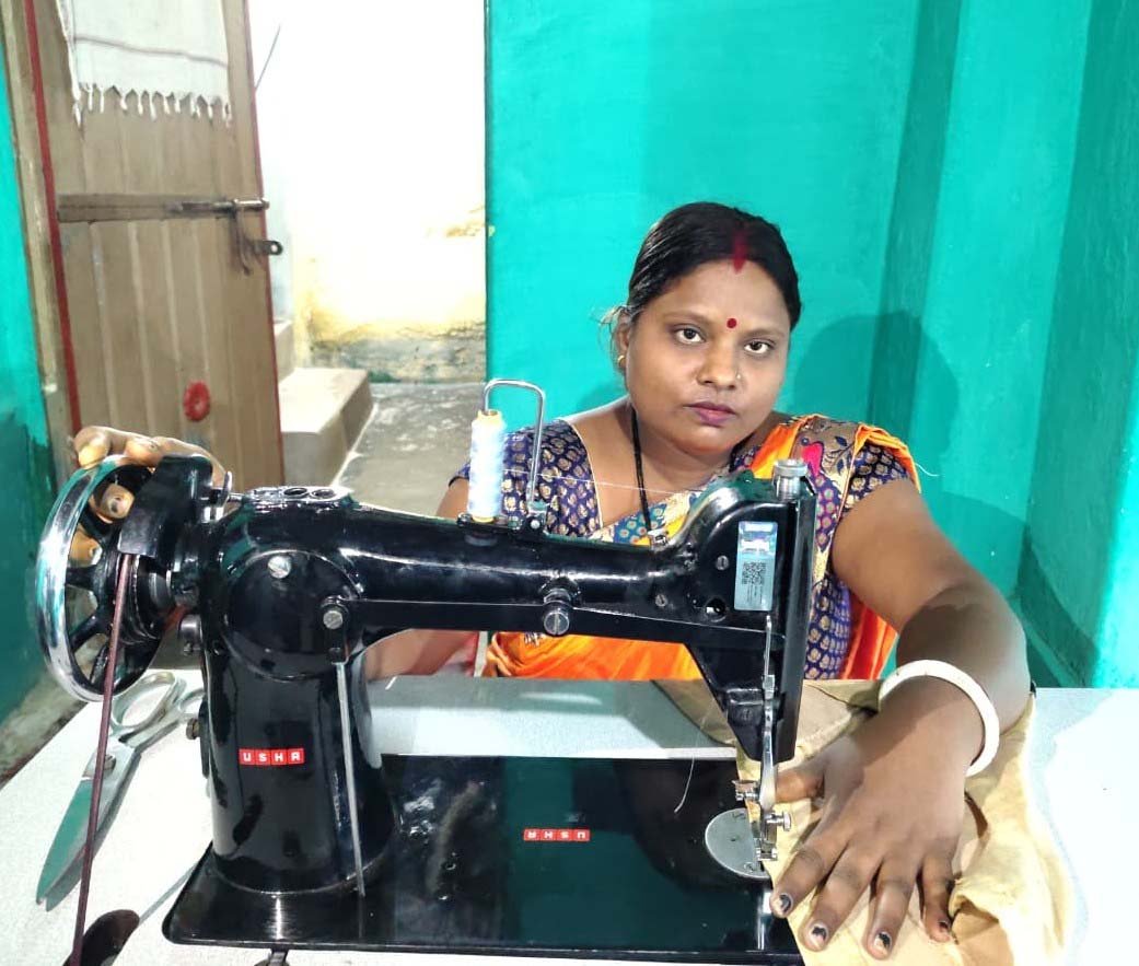 रायपुर : सेवा की कहानी : पीएम विश्वकर्मा योजना : चिरमिरी की शालू काशी को मिला सिलाई मशीन का सहारा