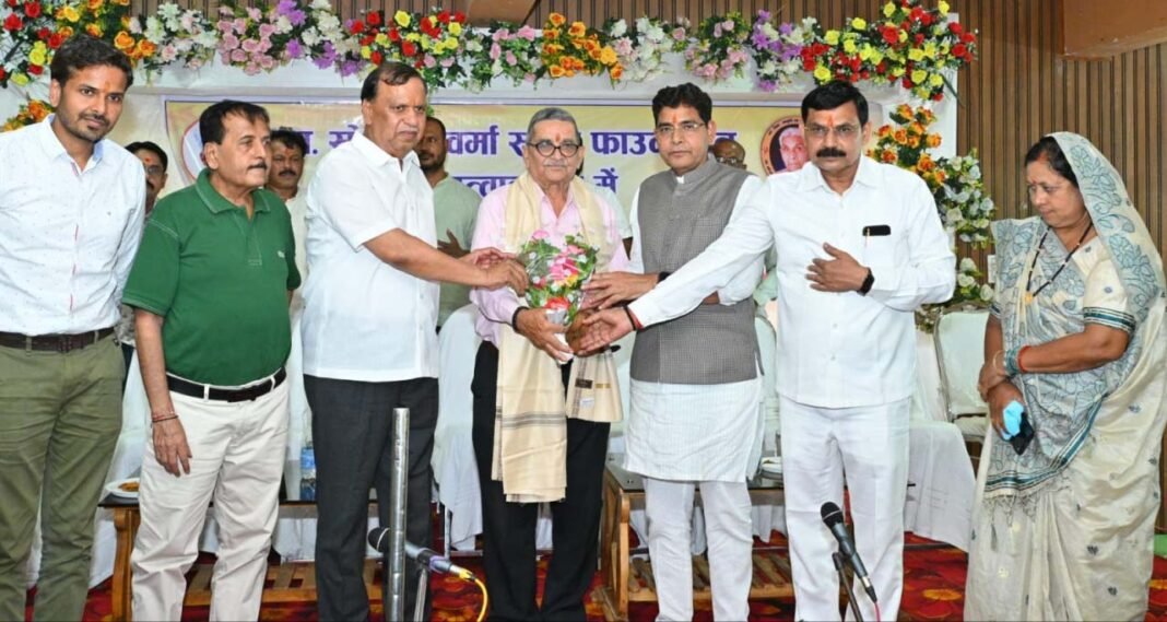 रायपुर : गुरु का ऋण कभी नहीं चुकाया जा सकता, शिक्षक राष्ट्र निर्माण के सच्चे शिल्पकार – राजस्व मंत्री टंक राम वर्मा