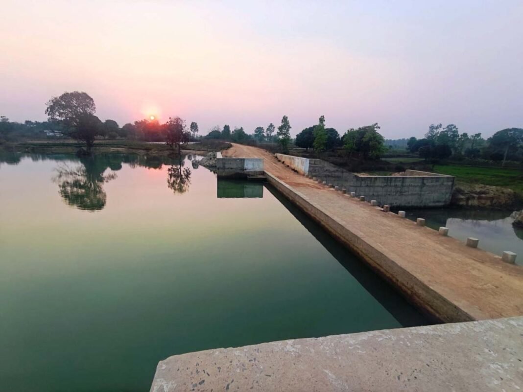 रायपुर : सेवा संकल्प अभियान : सेवा की कहानी : ग्रामीणों की मांग पर बना सकालो मुरना बांध, जल संकट से मिली राहत और 45 हेक्टेयर खेती को मिला पानी
